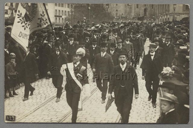 1. Mai, Umzug, Typographen, Maschinensetzer Emil Walder (2. Reihe, rechts), Helmhausbrücke, Zürich, um 1912