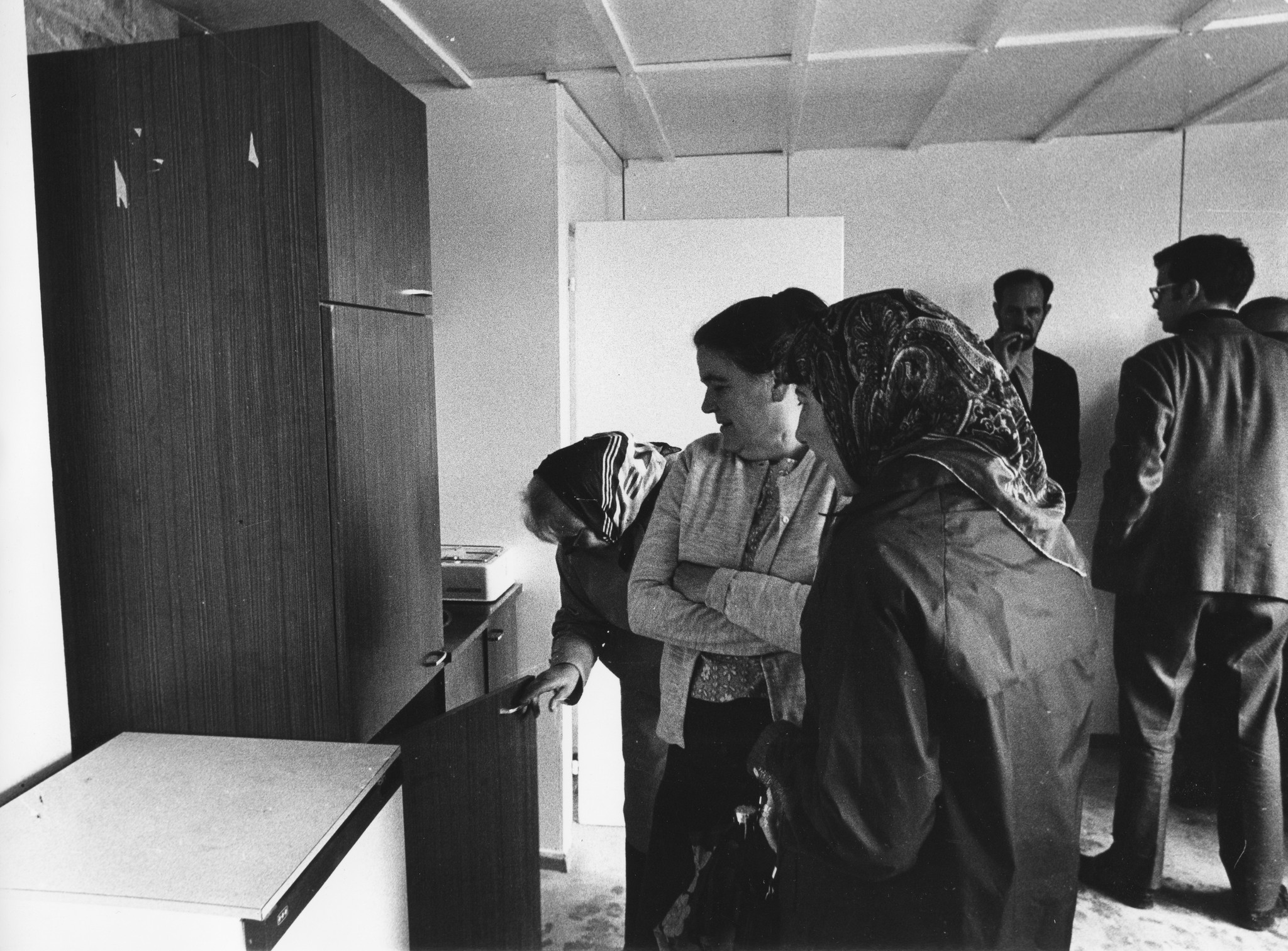 Türkei: Erdbeben; eine Gruppe von Frauen und Männern begutachten eine Küche