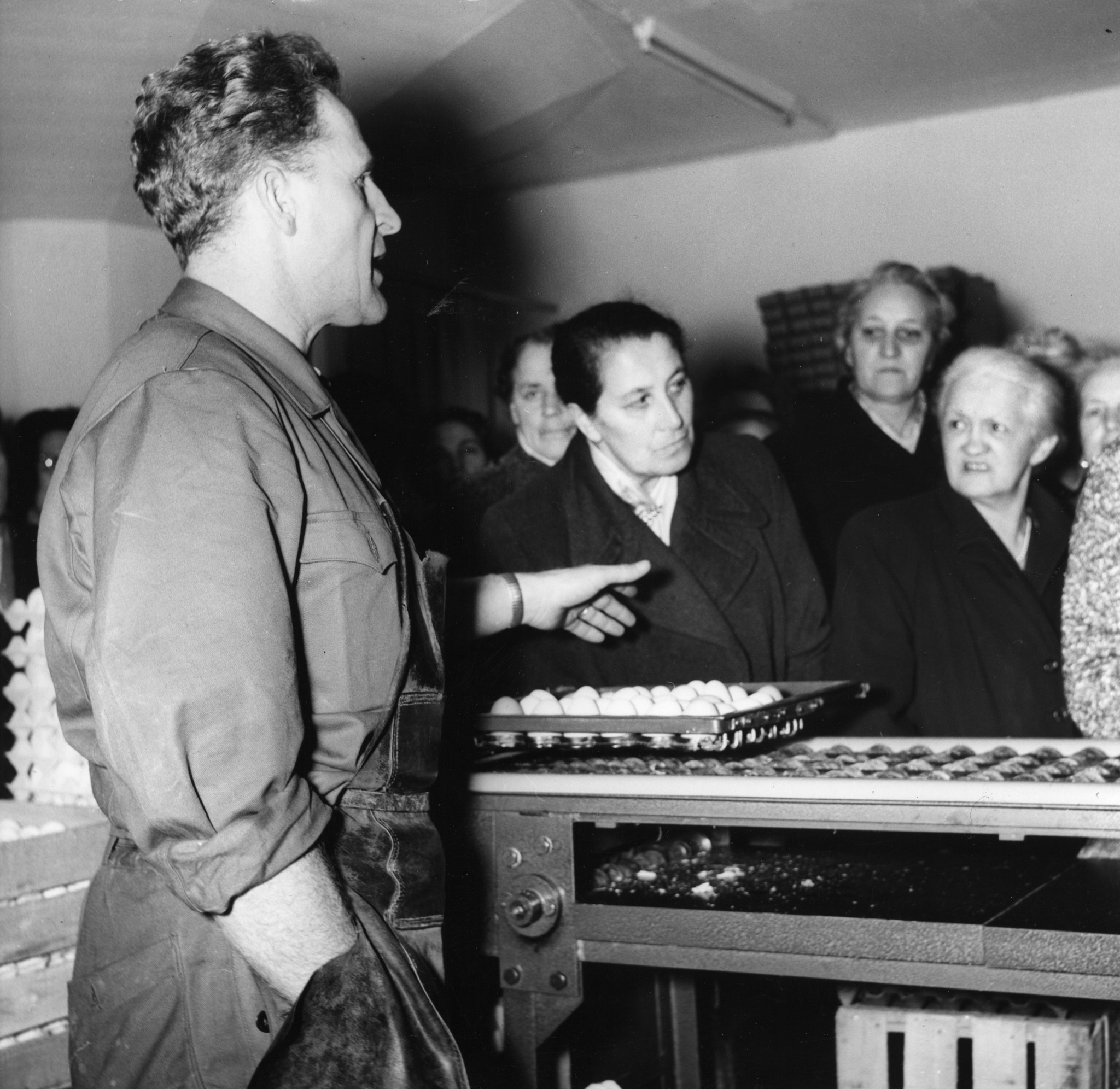 Frauen auf einer Betriebsbesichtigung, 1957