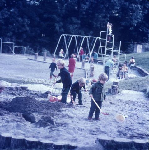 "Siedlungsspielplatz Adliswil" - spielende Kinder, Sandspielplatz, Klettergerüst; um 1970