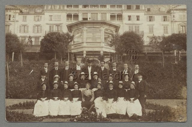 Gruppenporträt des Hotelpersonals Rigi-Kaltbad vor Hotelgebäude, Weggis, Poststempel: 1907