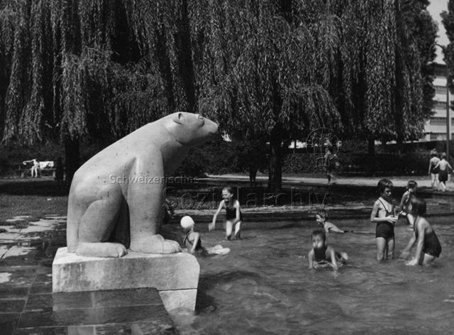 "Planschbecken und Spielplastik von Adolf Weisskopf auf der Spielmatte Voltaplatz, Basel" - spielende Kinder im Wasser, Eisbärplastik; um 1965
