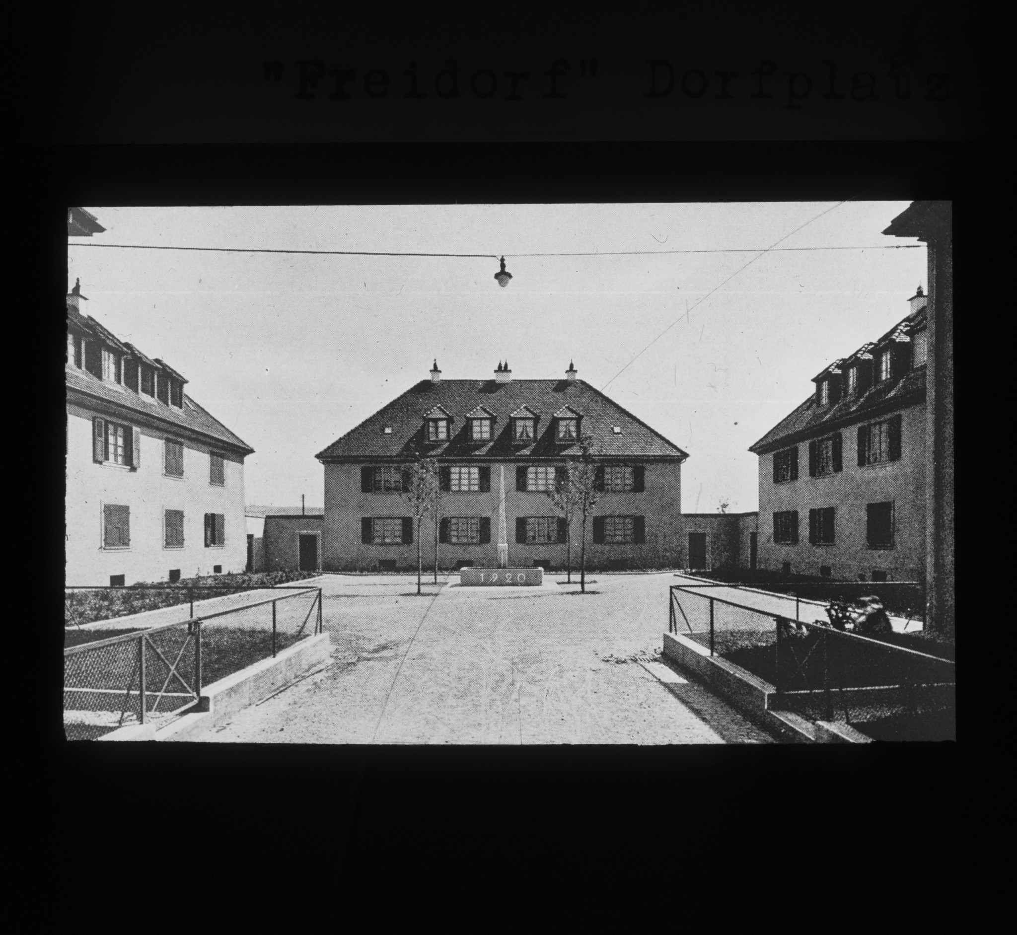 Dia: Dorfplatz im "Freidorf" in Muttenz, genossenschaftliche Siedlung des VSK (Verband schweizerischer Konsumvereine); Aussenansicht.