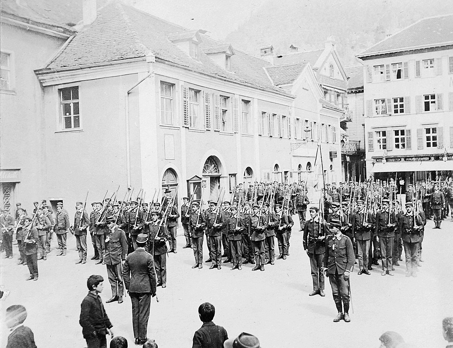 Churer Kadettenkorps beim Exerzieren (1916)