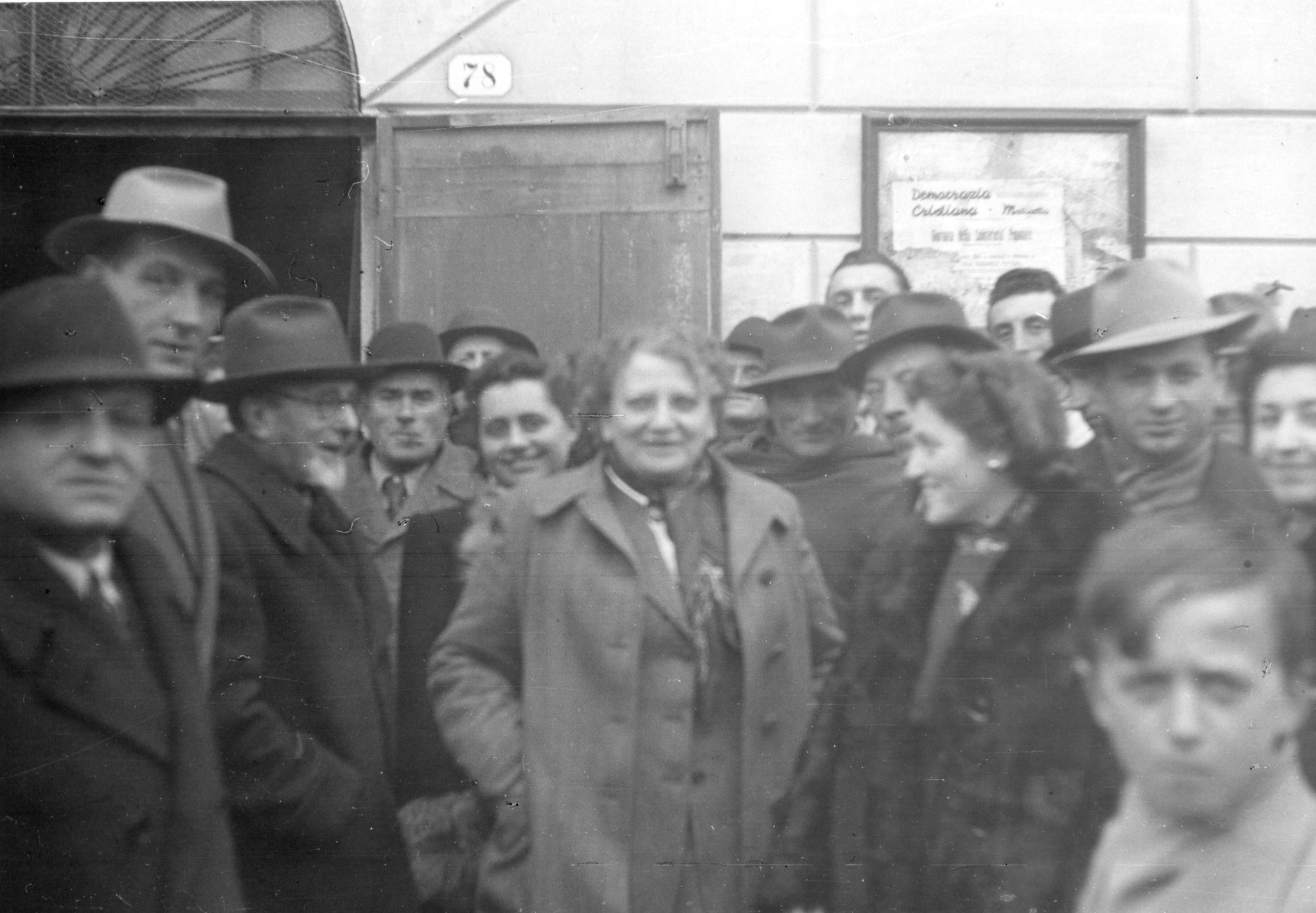 Italienreise 1945/1946 durch Torino, Milano, Arese und Cresseglio; eine Gruppe von Personen um Regina Kägi-Fuchsmann stehend