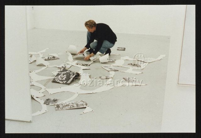 Lisa Schiess legt ihre Installation aus