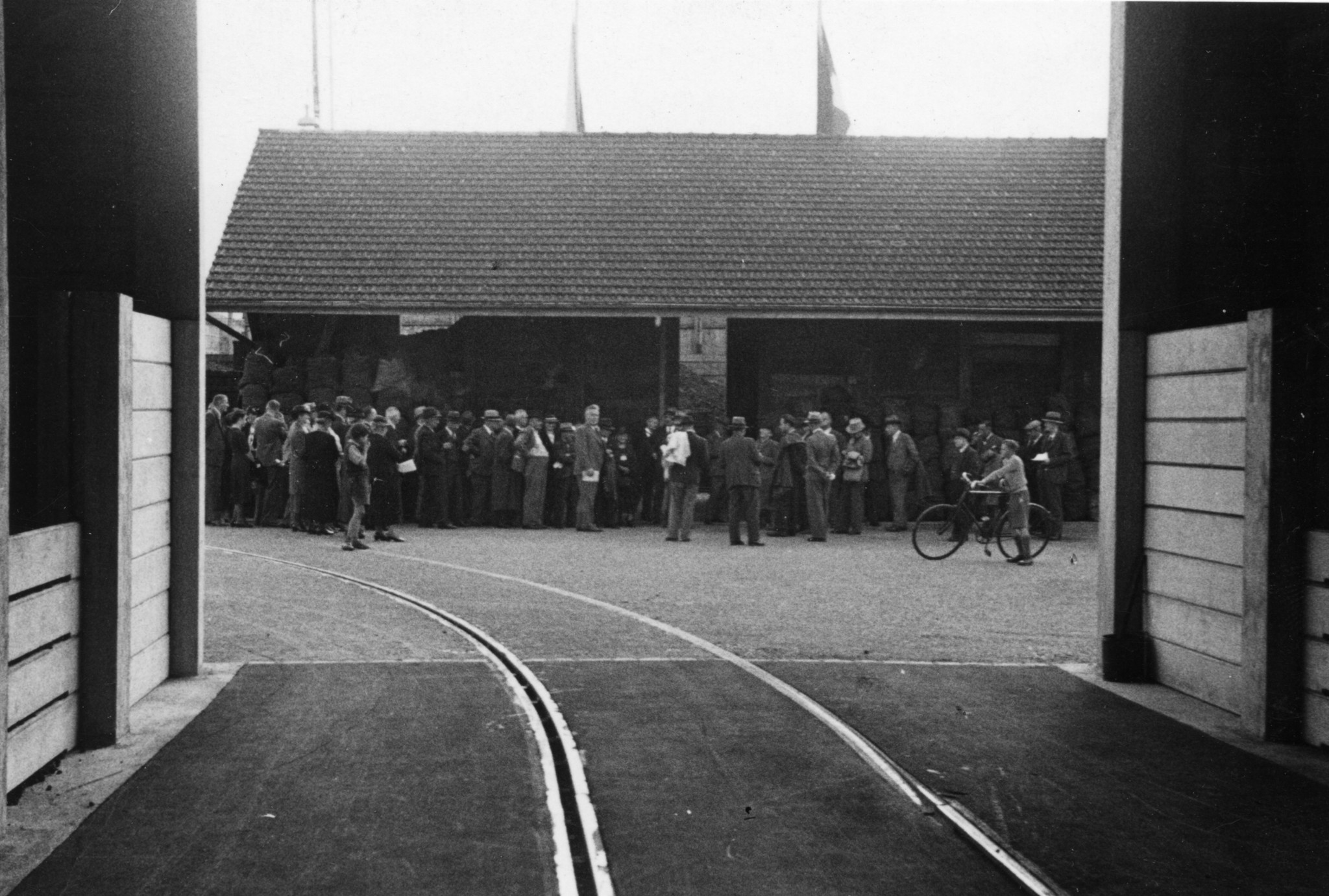 Personen vor dem Holzlager an der Turbinenstrasse
