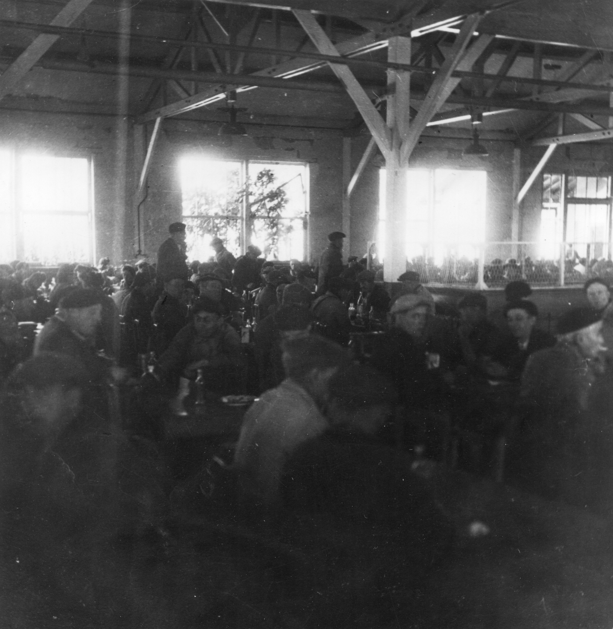 "Lyon, Usine(s) Berliet, 1944. Die Kantine." Arbeiter und Arbeiterinnen beim Essen