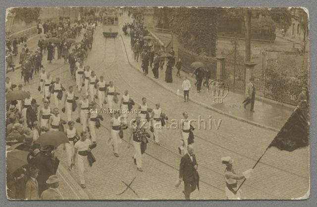 Parade, Fahnenträger, Turner, Strassenbahn, um 1910