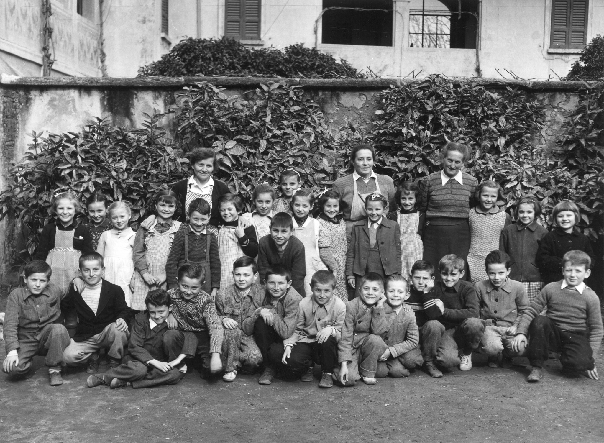 Gruppenbild von Betreuern und Kindern