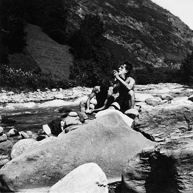 Wandervögel der Ortsgruppe Zürich sitzen auf den Steinen bei einem Wasserlauf (vermutlich für eine Rast) (Tödifahrt) (Sommer 1941)
