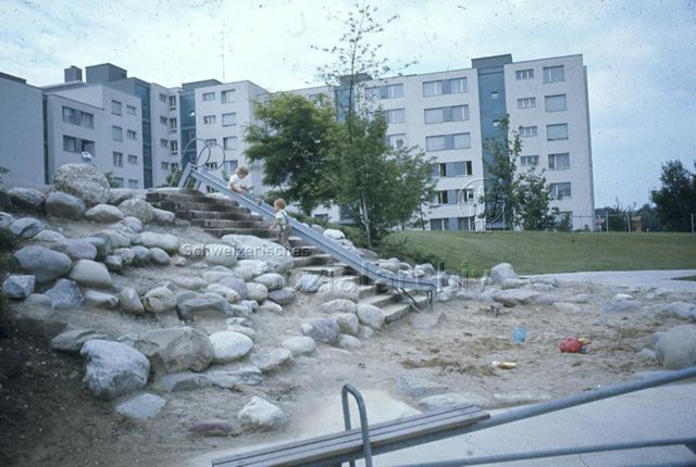 "Kinderspielplatz Seebach", Zürich - Kinder beim Rutschen; um 1980