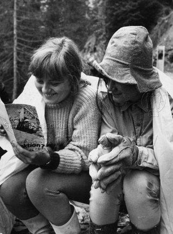 "Aktion 7, Fanas" - Zwei Jugendliche beim Lesen einer Broschüre; 1967