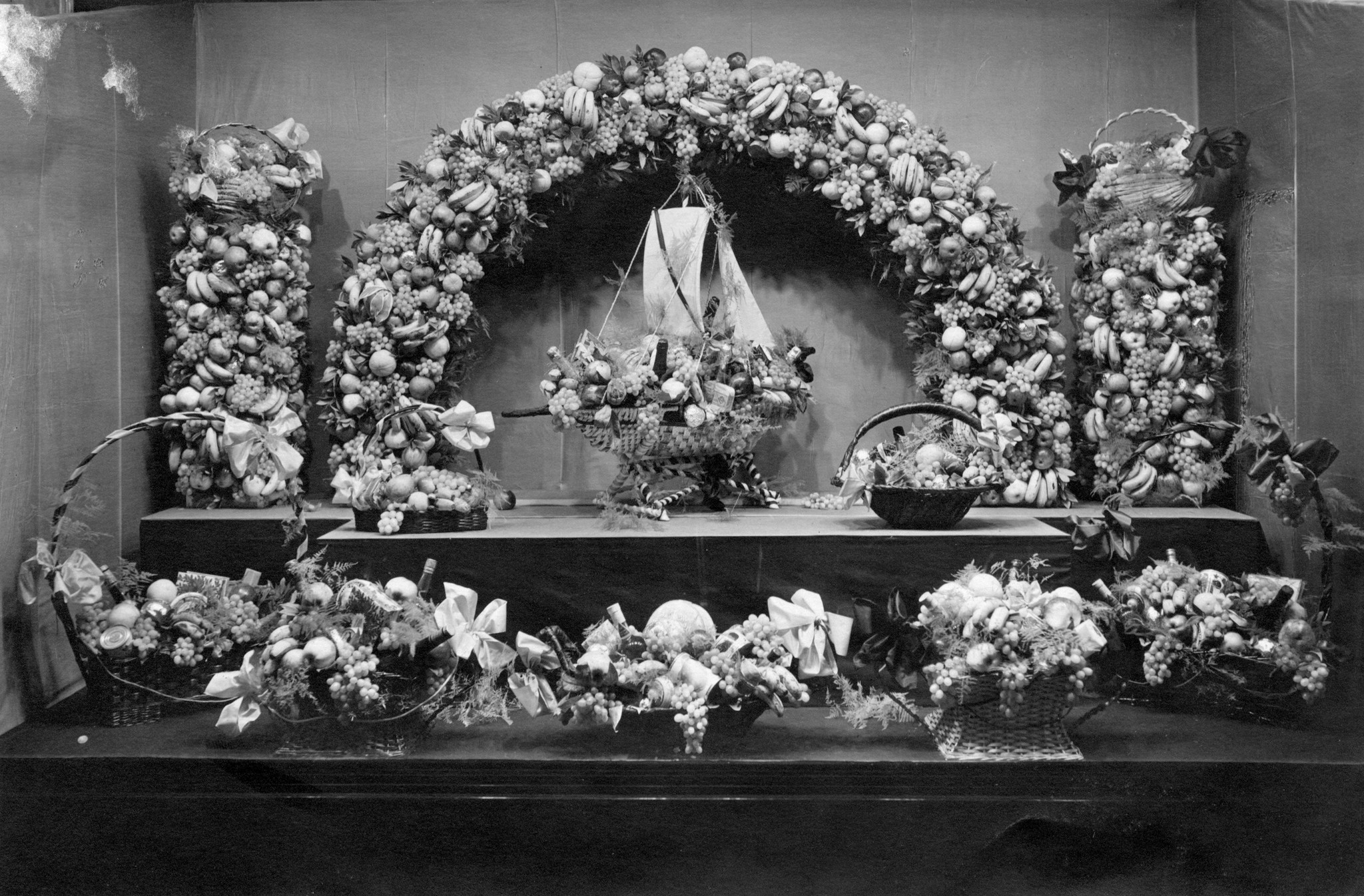 Lebensmittelladen St. Annahof in Zürich: Obstfenster Weihnachten 1920