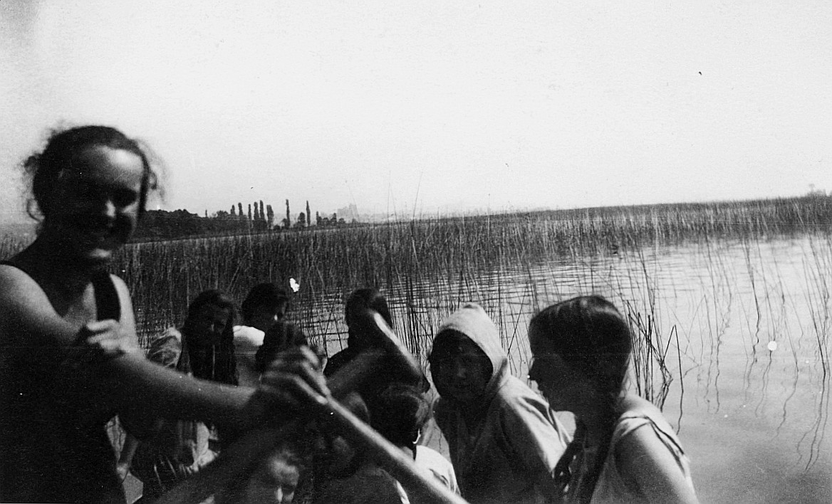 Maitli Gautag Lutzelau sitzen auf einem Ruderboot und rudern (nur Teilansicht) (1926)