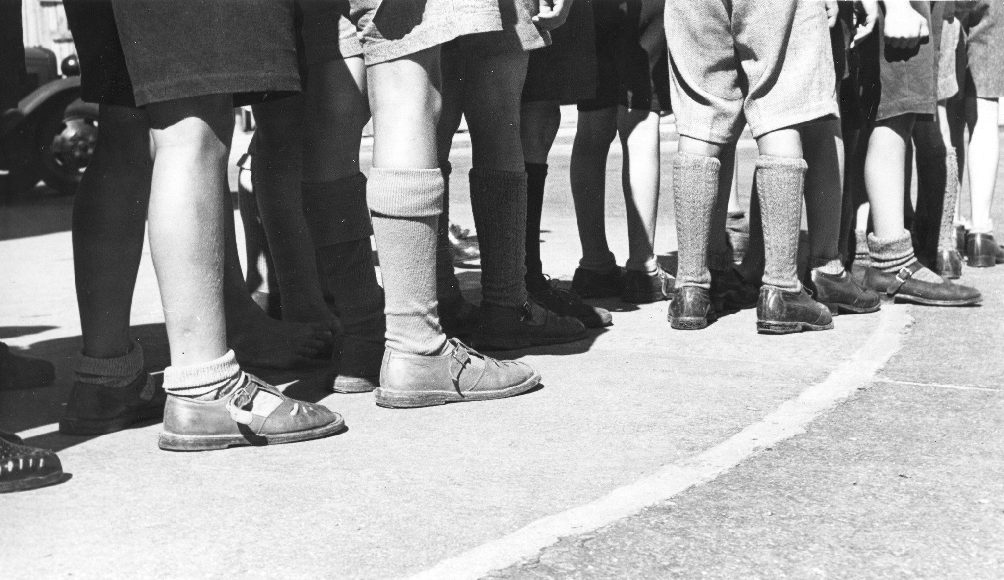 Schuhwerk von Wiener Arbeiterkindern, vermutlich in Zürich 1946