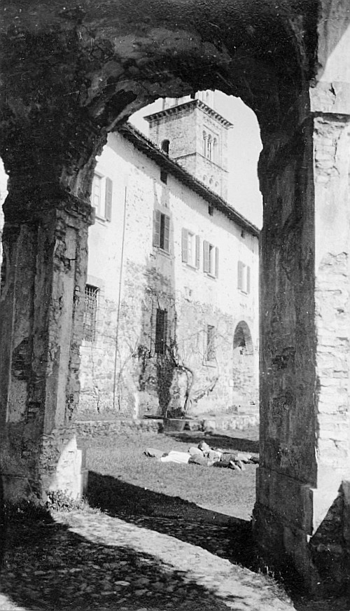 Wandervögel der Ortsgruppe Winterthur liegen auf der Wiese eines Kirchenkreuzgangs (vermutlich) in Morcote - Teilansicht des Glocken