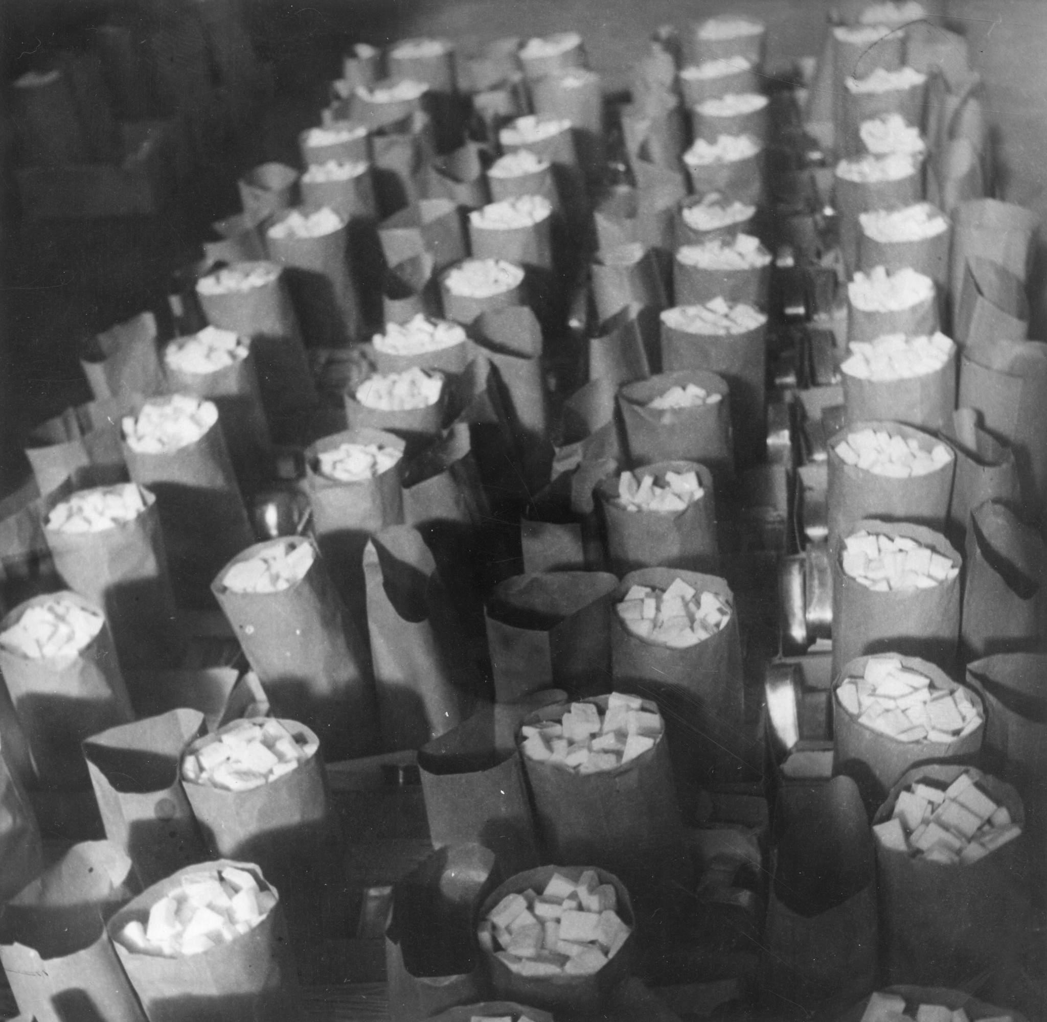 "Lyon, Oktober 1944. 'Colis suisse' Jeder geschädigte Arbeiter erhält 2 kg. Zucker, 1 kg. Linsen, 1/2 kg. Teigwaren, 1 Büchse Tomatenpüree, 2 Büchsen Sardinen."