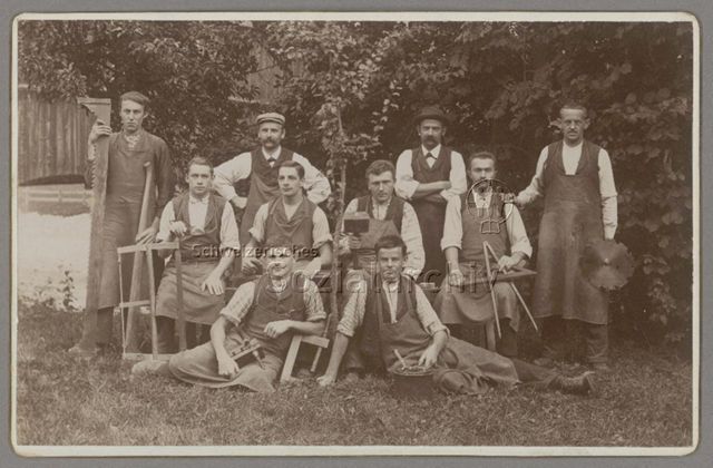 Gruppenbild von Schreinern mit ihren Werkzeugen, um 1910