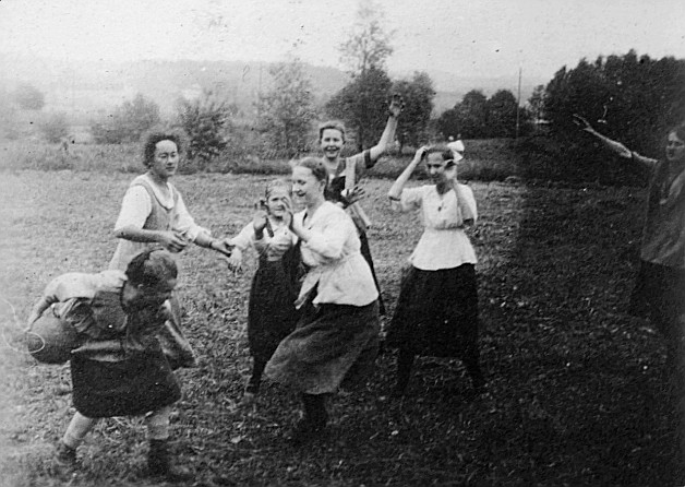Wandervogel-Landsgemeinde beim Schloss Hallwil - Wandervögel (Frauen) spielen mit dem Ball auf der Wiese (1920)