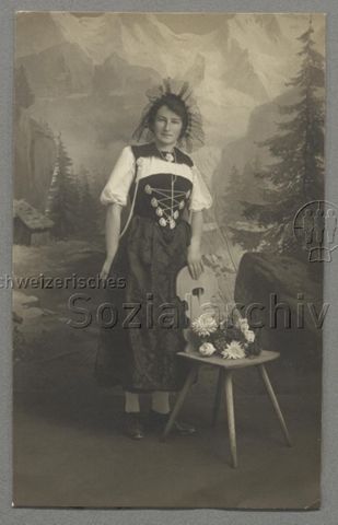 Trachtenfrau, um 1910