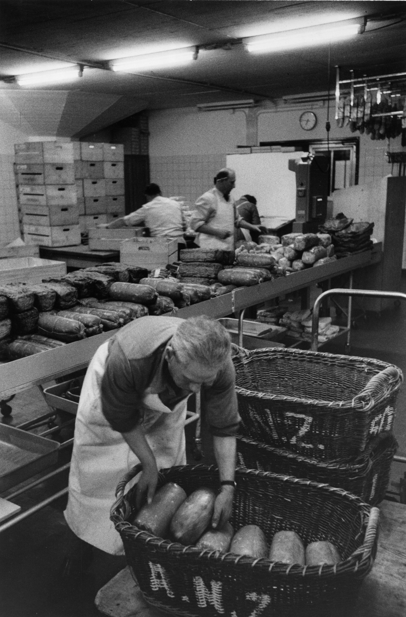 Männer beim Verpacken von Wurstwaren