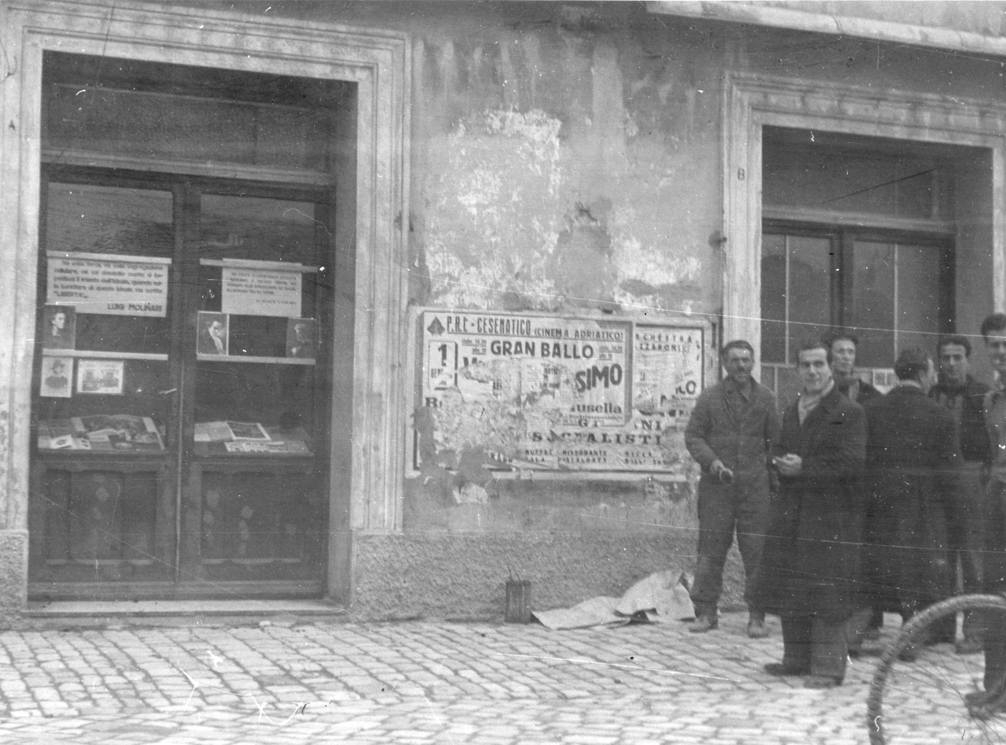 "Cesenatico, Januar 1946 - die anarchistische Buchhandlung"; ein paar Männer stehen vor einem Gebäude
