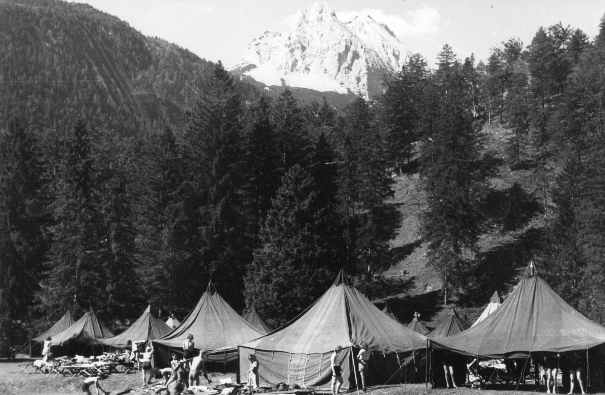 Zelte der Roten Falken; im Hintergrund die Alpen