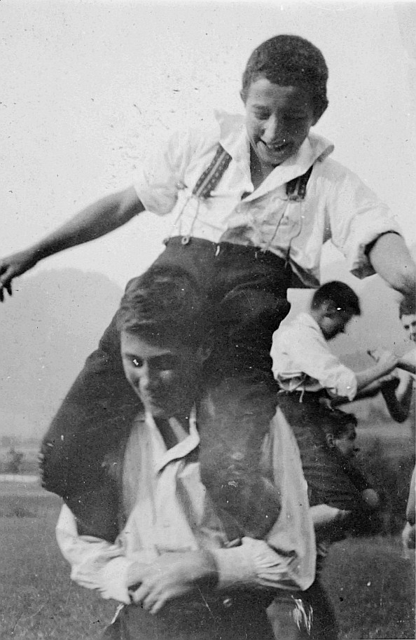 Da liegst - Gesiegt! Spiel im Freien: Drei Wandervögel tragen auf den eigenen Schultern drei andere Wandervögel, welche einen Kampf
