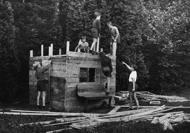 Spielplatz - Kinder beim Bauen einer Hütte; um 1965