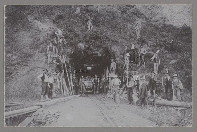 Männer mit Werkzeug vor Tunneleingang, Tunnelbau, 20.10.1907, Reproduktion