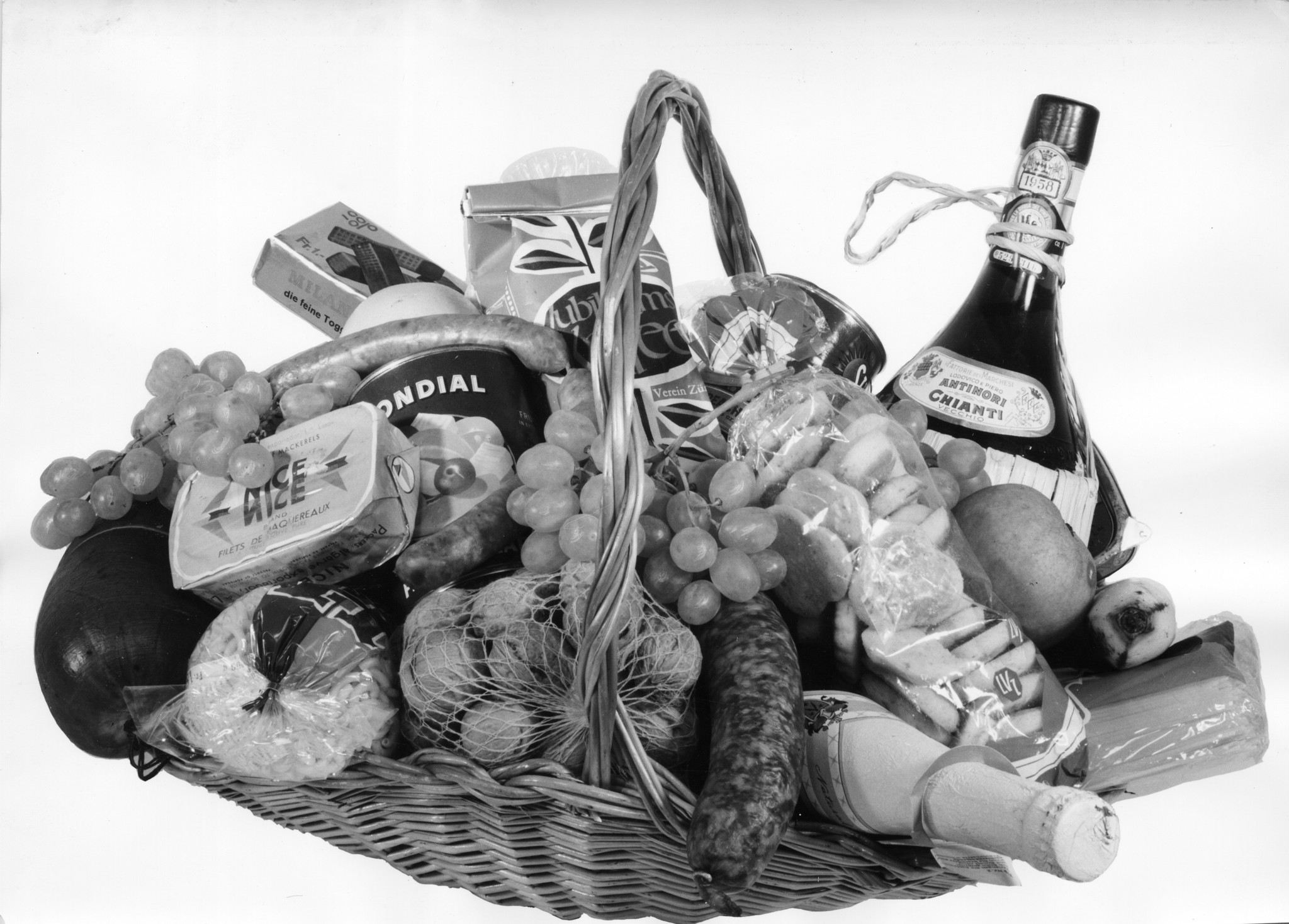 Korb mit Lebensmitteln (Früchte, Wein, Konserven)