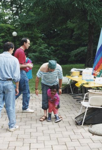 Bosco della Bella, Feriendorf für kinderreiche Familien - Mann spielt mit Kind; 1995