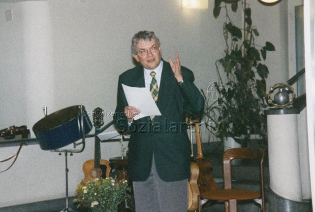 "Ausstellung 60 Jahre Atlantis-Kinderbücher, Vernissage in Zürich zur Eröffnung der Wanderausstellung" - Heinz Bruni bei einer Rede; 29.04.1997