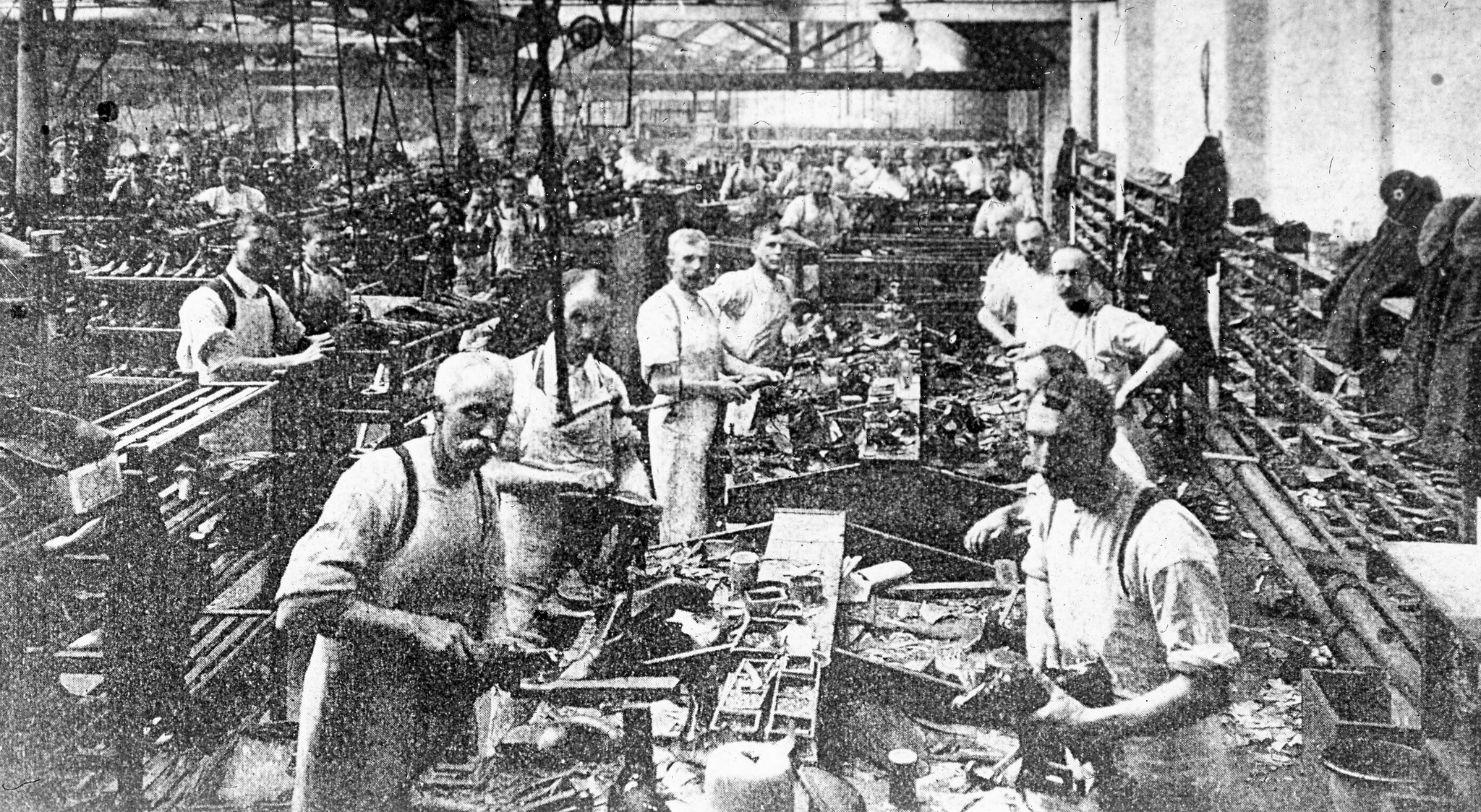 Arbeiter einer Produktiongenossenschaft der Co-operative Wholesale Society C.W.S. an der Arbeit