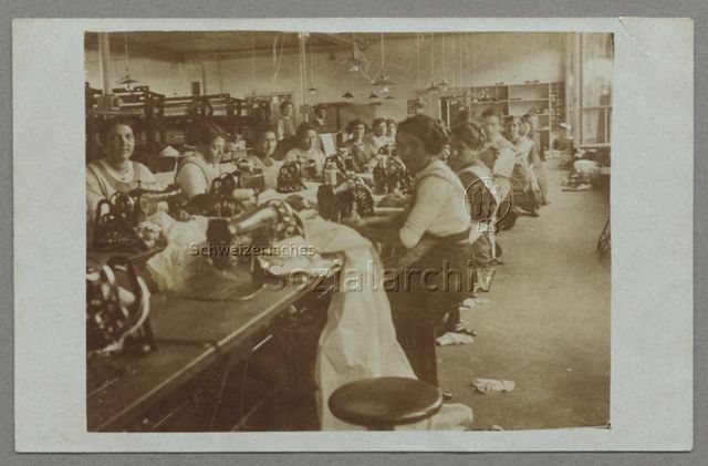 Näherinnen in Konfektionsfabrik, um 1915