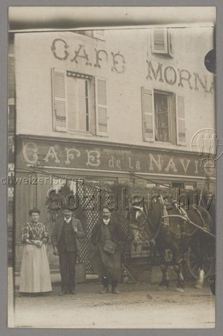Mann, Frau, Kutscher mit Pferdefuhrwerk, Café de la Navigation, um 1910