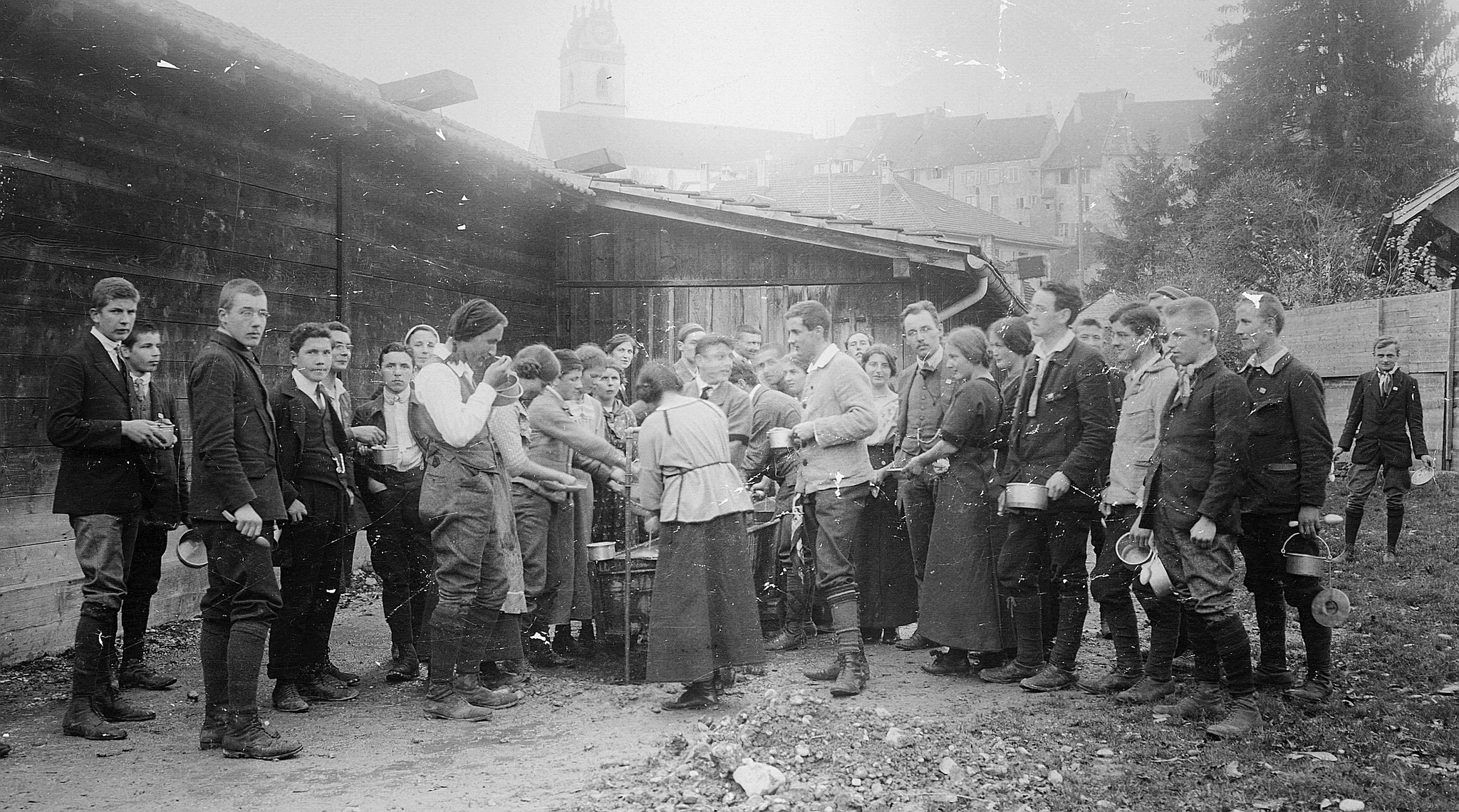 Am Brunnen hinter der Schlafbaracke am Führertag Aarau: Wartende Wandervögel auf das Abwaschen des Essnapfes (1913)