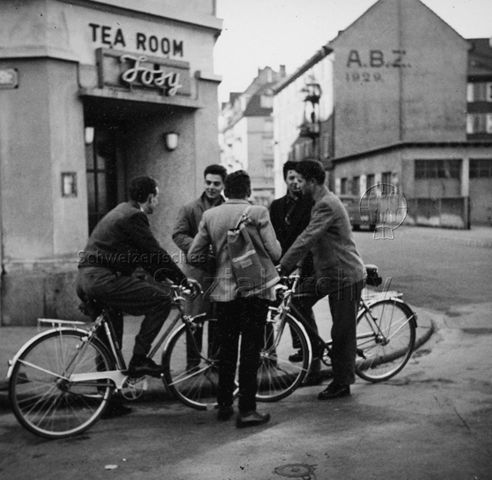 "Man trifft sich vor dem Tea Room" - Jugendliche unterhalten sich; um 1970