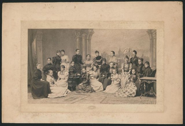 Mädcheninternat im Welschland (Lausanne) um 1890