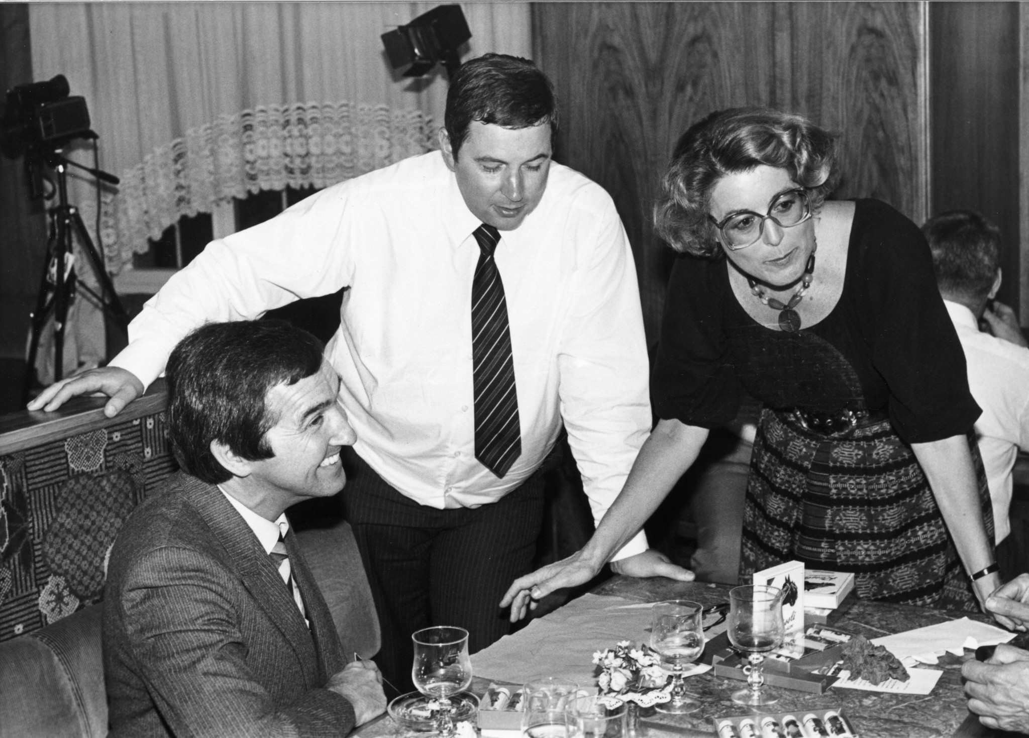 Lilian Uchtenhagen mit zwei Männern bei der Neueröffnung St. Annahof in Zürich, 26. August 1981