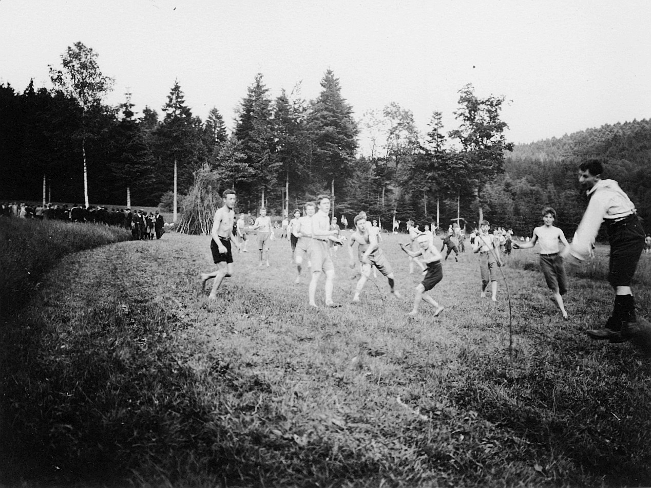 Wandervogel-Landsgemeinde in Agasul - Wandervögel spielen auf der Wiese (1927)