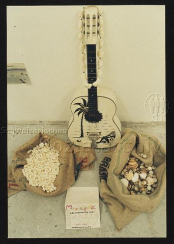 Werkansicht Susann Walder: Gitarre, Popcorn, Muscheln, "bitte bedienen Sie sich!"