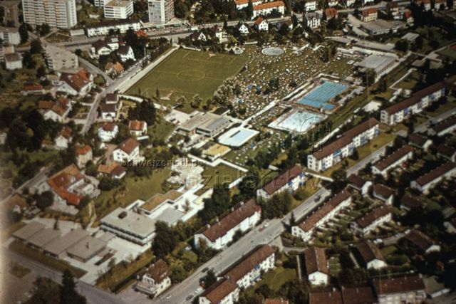 "Flugansicht Gemeinschaftszentrum Seebach, Zürich" - Spielplatz, Fussballplatz, Freibad; um 1975