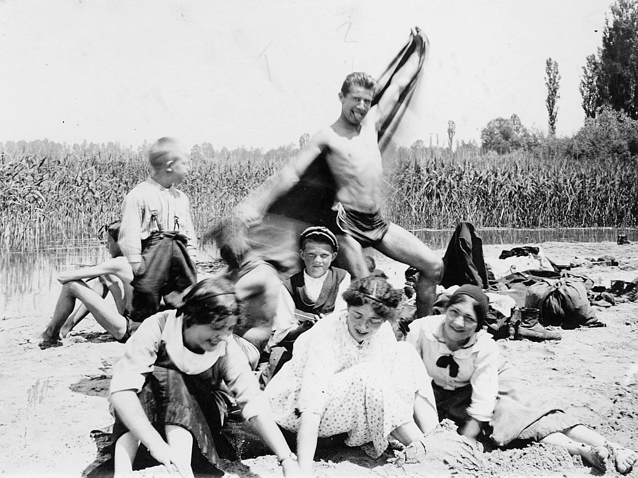 Wandervögel der Ortsgruppe Bern am Murtensee - Ein Junge mit Badeanzug und mit Badetuch (Sommer 1914)