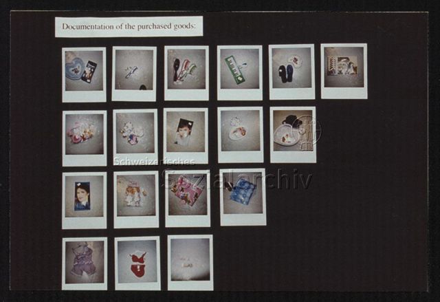 Installation von Gülsün Karamustafa, "Documentation of the Purchased Goods"