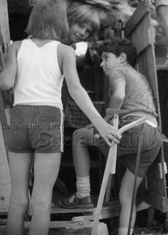 "Robinsonspielplatz Spreitenbach AG" - Kinder mit Werkzeug, Hammer, Säge; 1973