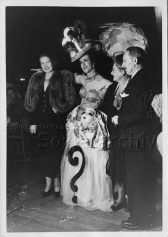 Bertie Wolf (mitte) als Transvestit im "Kreis" - ca. 1950
