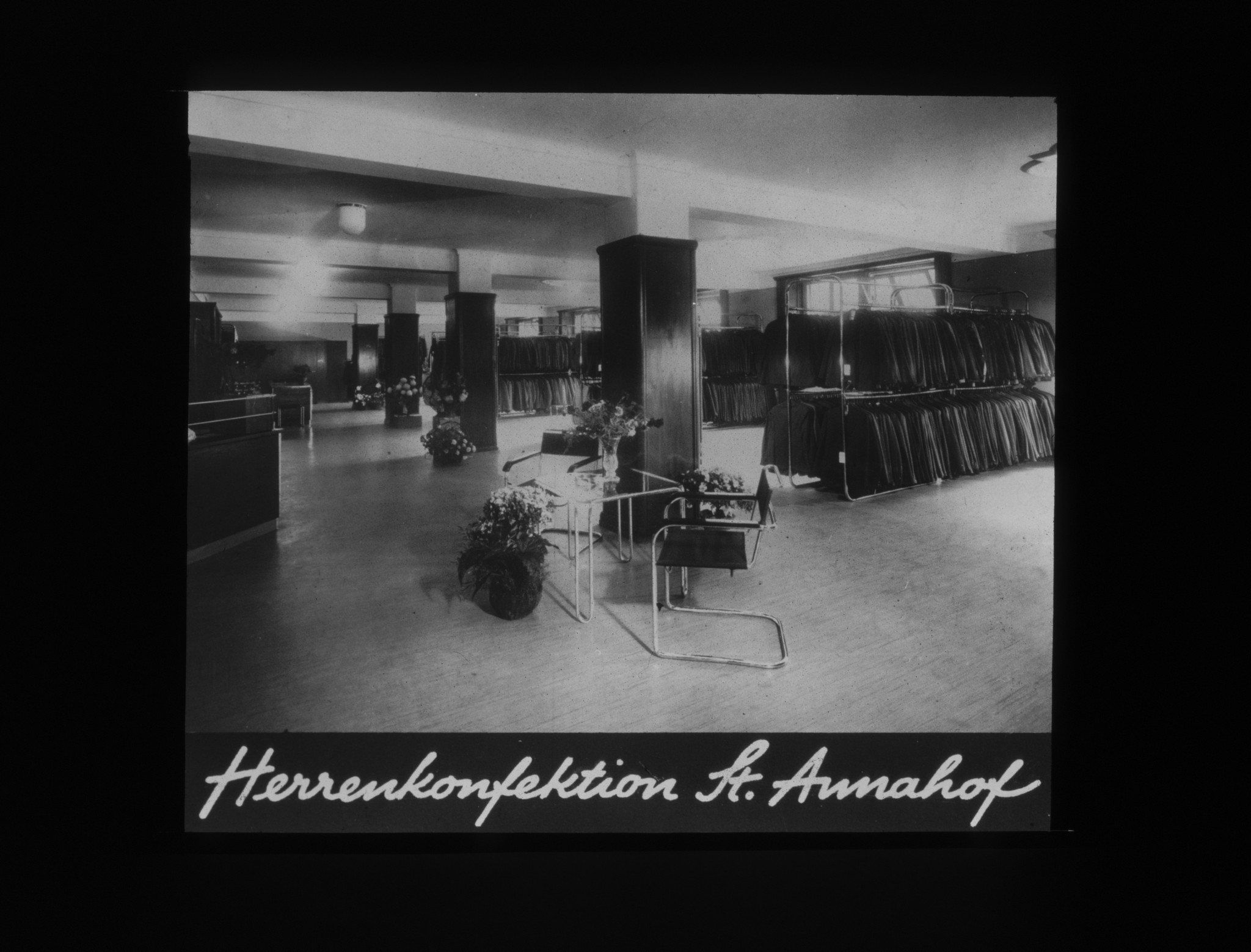 Dia: Herrenkonfektions-Abteilung im St. Annahof, Zürich.