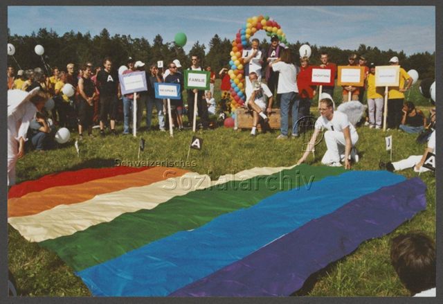 Aktion der HAZ: "Rainbow-Wolke of Love" im Vorfeld der kantonalen Abstimmung zum Partnerschaftsgesetz (08.09.2002) –Röbi Rapp und Ernst Ostertag mit Megaphon<br>